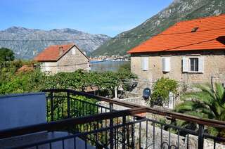 Апартаменты Apartments Djurovic Котор Номер-студио с балконом и видом на море (для 3 взрослых)-9