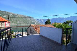 Апартаменты Apartments Djurovic Котор Номер-студио с балконом и видом на море (для 3 взрослых)-10